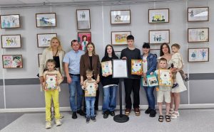 Выставка детских рисунков «Мои мама и папа – доктора!»